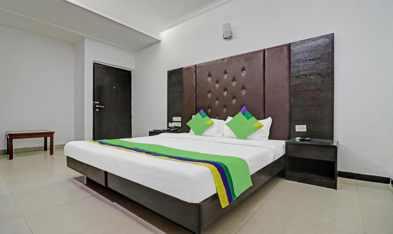 Hotel Treebo Trend Exotica Opp Sector 62 Ghaziabad Zewnętrze zdjęcie